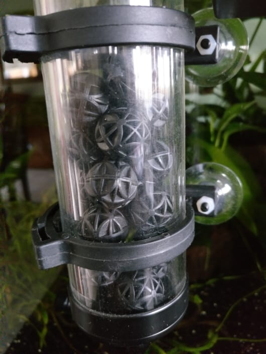 Zoom sur le réservoir avec les bio-balls